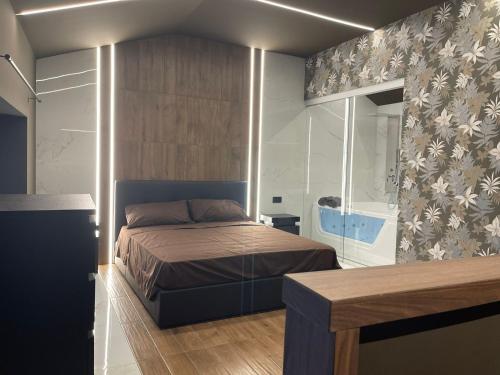 um quarto com uma cama e uma cabina de duche ao nível do chão em Rebecca House suites em Catânia
