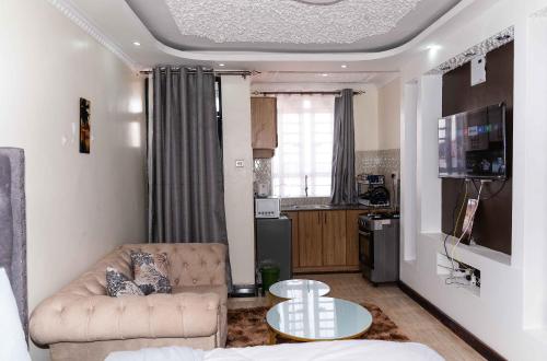 Langata Rongai的住宿－SpringStone Studio Apartment Rm 19，客厅配有沙发和桌子