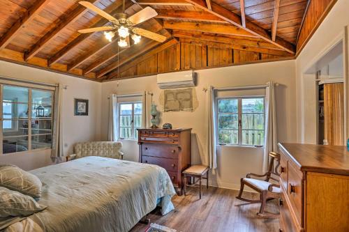 1 dormitorio con cama y techo de madera en Waterfront Vacation Rental on Lake Mirror!, en Winter Haven
