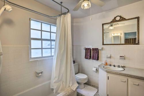 La salle de bains est pourvue d'un lavabo, de toilettes et d'une fenêtre. dans l'établissement Waterfront Vacation Rental on Lake Mirror!, à Winter Haven