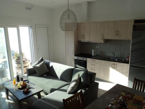 una sala de estar con un sofá y una mesa en The Getaway, en Agia Marina de Nea Kydonia