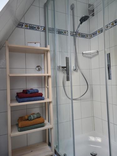 ein Badezimmer mit einer Dusche und zwei gefalteten Handtüchern in der Unterkunft Ferienhaus Yanic in Neuharlingersiel