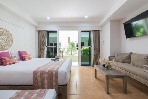 a hotel room with a bed and a couch at Arkbar Beach Club & Resort in Chaweng