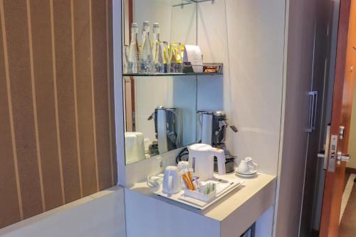 W łazience znajduje się umywalka i lustro. w obiekcie FUGO Banjarmasin w mieście Banjarmasin