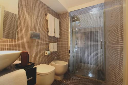 uma casa de banho com um chuveiro, um WC e um lavatório. em Blurooms em Sorrento