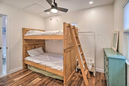- une chambre avec 2 lits superposés et une échelle dans l'établissement Sunny Front Royal Vacation Rental with Hot Tub!, à Front Royal