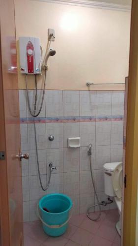 La salle de bains est pourvue d'une douche et d'un seau bleu. dans l'établissement CORALYN'S PLACE family of 6, à Boracay