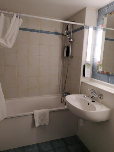 Ванная комната в Kyriad Blois Nord