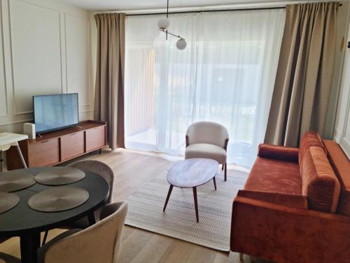 salon z kanapą i stołem w obiekcie Apartament Lublin Centrum "Angora Cat" w mieście Lublin