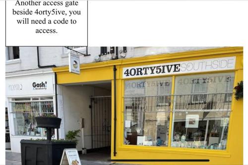 Certificado, premio, señal o documento que está expuesto en Quirky one bed flat, Barbican area, Plymouth