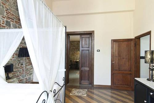 um quarto com uma cama com uma cortina e uma lareira em Cozy Suite By Villa Il Mosaico em Florença