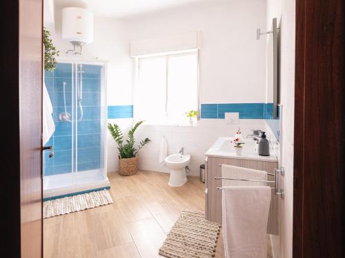 ein Bad mit einem WC, einem Waschbecken und einer Dusche in der Unterkunft Limoncello Home con Veranda vista Mare a 3 Min dalla spiaggia in Alcamo