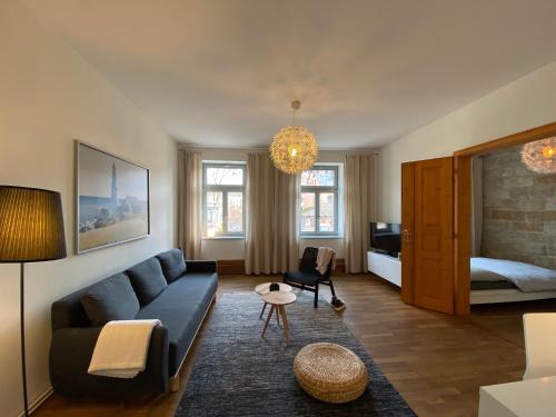 Apartments Dresden Neustadt Apartment KATY في درسدن: غرفة معيشة مع أريكة وسرير