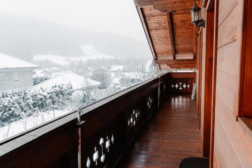 a balcony with a view of a snow covered at Annis Ausblick - Deine Unterkunft im Salzkammergut in Bad Goisern