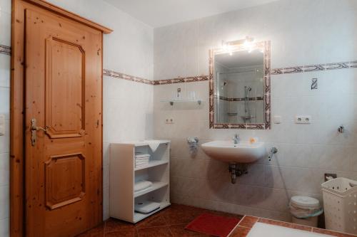 a bathroom with a sink and a mirror at Annis Ausblick - Deine Unterkunft im Salzkammergut in Bad Goisern