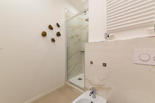 ein Bad mit einer Dusche, einem WC und einem Waschbecken in der Unterkunft I Host Apartment - Val Strona (2) in Mailand