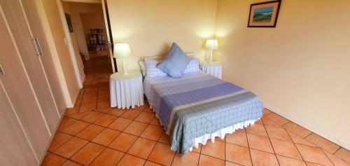 1 dormitorio con 1 cama y 2 lámparas en el suelo de baldosa en On The Rocks - 11 Sleeper - Beautiful Sea Views! en Margate