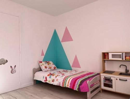 - une chambre pour enfants avec un lit avec des montagnes sur le mur dans l'établissement Haut de villa avec piscine privée et extérieur, à Lançon-Provence