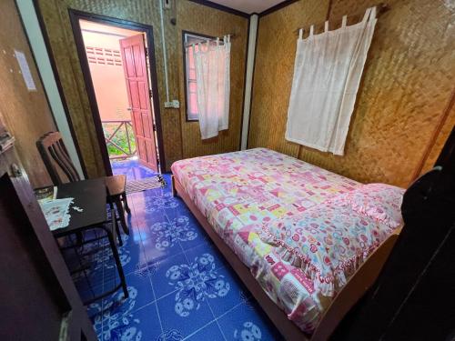 - une chambre avec un lit, une table et une fenêtre dans l'établissement Wish Bungalow, à Koh Samui 
