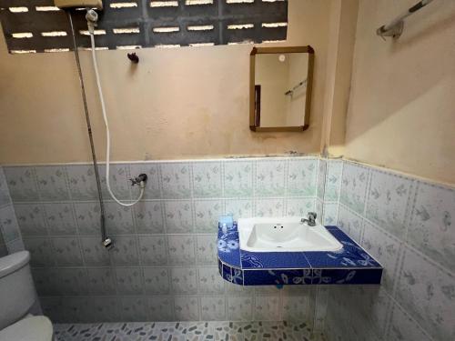 La salle de bains est pourvue d'un lavabo et de toilettes. dans l'établissement Wish Bungalow, à Koh Samui 