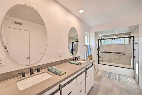Ένα μπάνιο στο Spacious San Diego House with Yard and Patio!