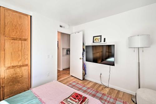 TV a/nebo společenská místnost v ubytování Spacious San Diego House with Yard and Patio!