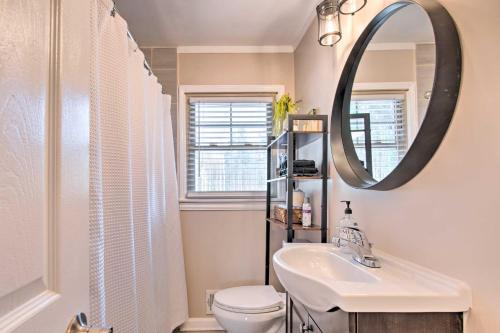 uma casa de banho com um lavatório, um WC e um espelho. em Metro Atlanta Vacation Home Rental with Deck em Hiram