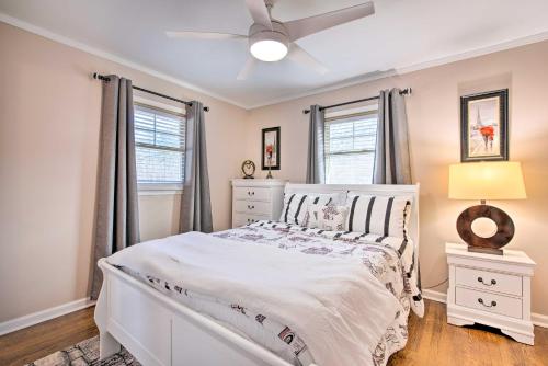 Postelja oz. postelje v sobi nastanitve Metro Atlanta Vacation Home Rental with Deck