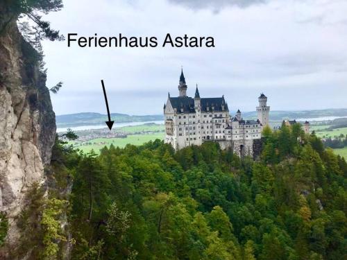 un château au milieu d'une montagne dans l'établissement Astara - Dein Traum-Ferienhaus in Schwangau, à Schwangau