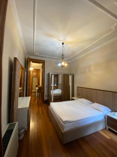 - une chambre avec un grand lit blanc et un bureau dans l'établissement Aslan Residence, à Istanbul