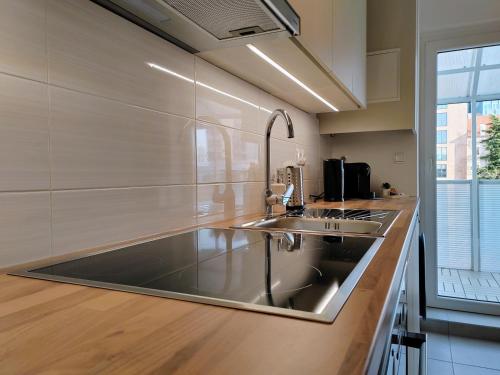 S15 Studio Apartment FREE PARKING في زغرب: مطبخ مع حوض حديد قابل للصدأ ومكتب