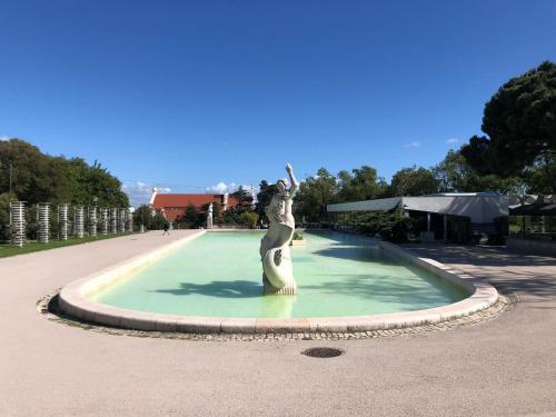 Laniakea Suites في لشبونة: تمثال الزرافة في تجمع الماء