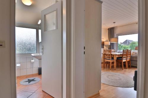 une chambre avec une porte menant à une cuisine et une salle à manger dans l'établissement Salini, à Langeoog