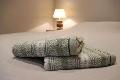 duas toalhas estão sentadas em cima de uma cama em Gîte des Potiers em Epfig