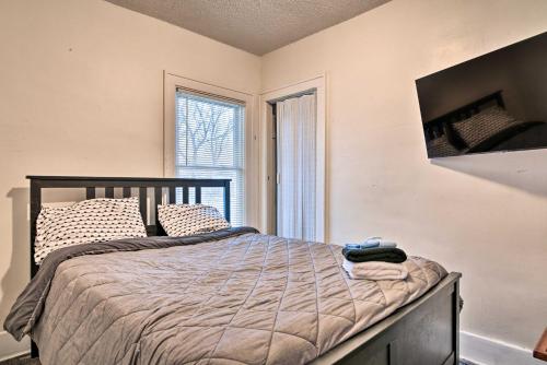 sypialnia z łóżkiem i oknem w obiekcie Awesome Detroit Apartment Less Than 3 Mi to Midtown! w mieście Detroit