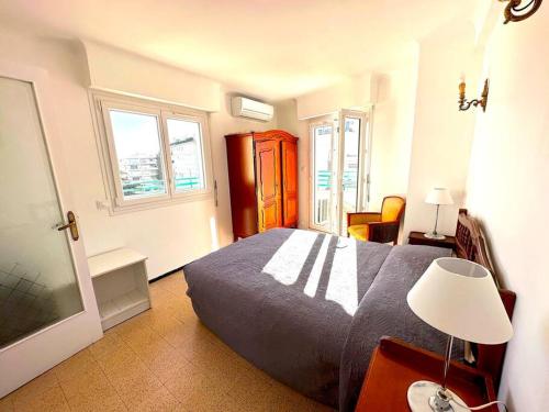 um quarto com uma cama grande e uma janela em Viva Riviera Large 1 Bedroom with Sunny Terrace em Cannes