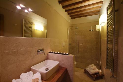 A bathroom at Borgo Canalicchio Di Sopra Relais