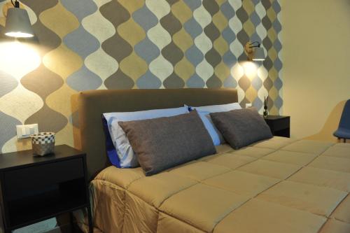 ターラントにあるLa Casetta Appartamentiのベッドルーム1室(枕2つ付)