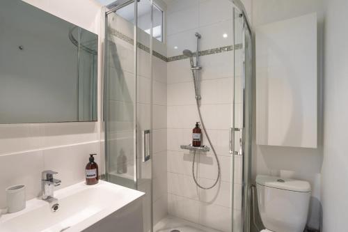une salle de bain avec une douche, des toilettes et un lavabo dans l'établissement Le Beau Site - Proche plage parking privé, à Saint-Malo