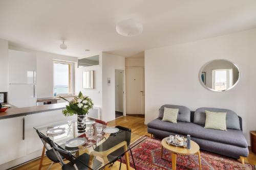 un salon avec une table et un canapé dans l'établissement Le Beau Site - Proche plage parking privé, à Saint-Malo