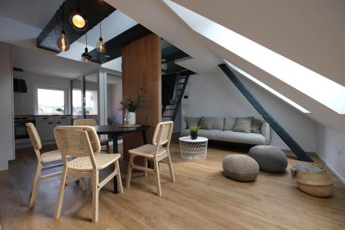 een woonkamer met een tafel en stoelen en een bank bij Apartments Emona FREE Parking-sauna-gym in Ljubljana