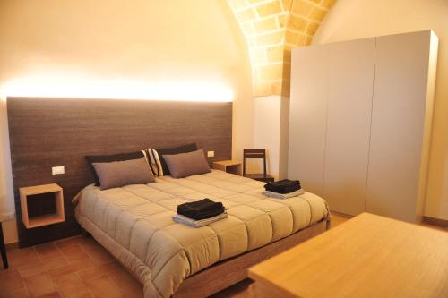 ターラントにあるLa Casetta Appartamentiのベッドルーム1室(ベッド1台、タオル2枚付)