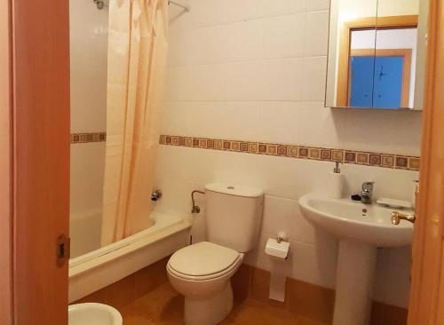 a bathroom with a toilet and a sink at Apartamento con piscina en Portosín in Portosin