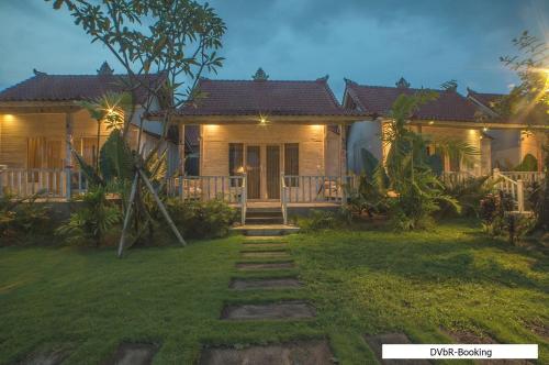 a house with a pathway in front of a yard at Dayung Villas By Reccoma in Nusa Lembongan