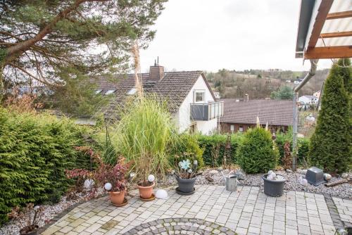 einen Garten mit Topfpflanzen auf einer Terrasse in der Unterkunft Ferienwohnungen Koch in Marburg an der Lahn