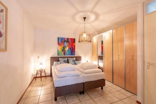 ein Schlafzimmer mit einem Bett in einem Zimmer in der Unterkunft Wijde Blick appartement 210 Callantsoog in Callantsoog