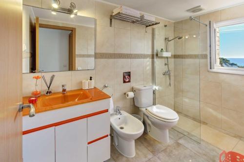 Ванная комната в APARTAMENT PAU CASALS, 2 min walk from the sea & sea view