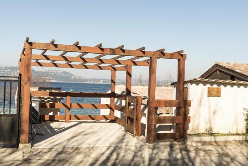 - une entrée en bois pour une terrasse avec une clôture dans l'établissement Le Cigalou, authentique cabanon de pêcheur en bord de mer avec sa terrasse spacieuse et aménagée, à Hyères