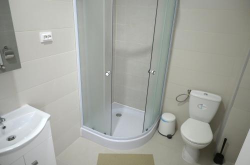 Ένα μπάνιο στο Luana Airport Apartments #5
