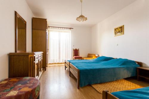 een grote slaapkamer met 2 bedden en een raam bij Apartments Magdalena in Malinska